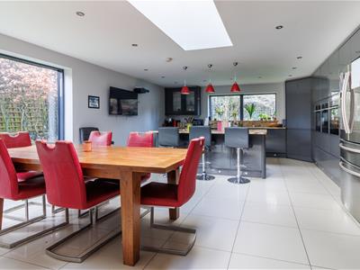 KITCHEN/DINING ROOM pic 3